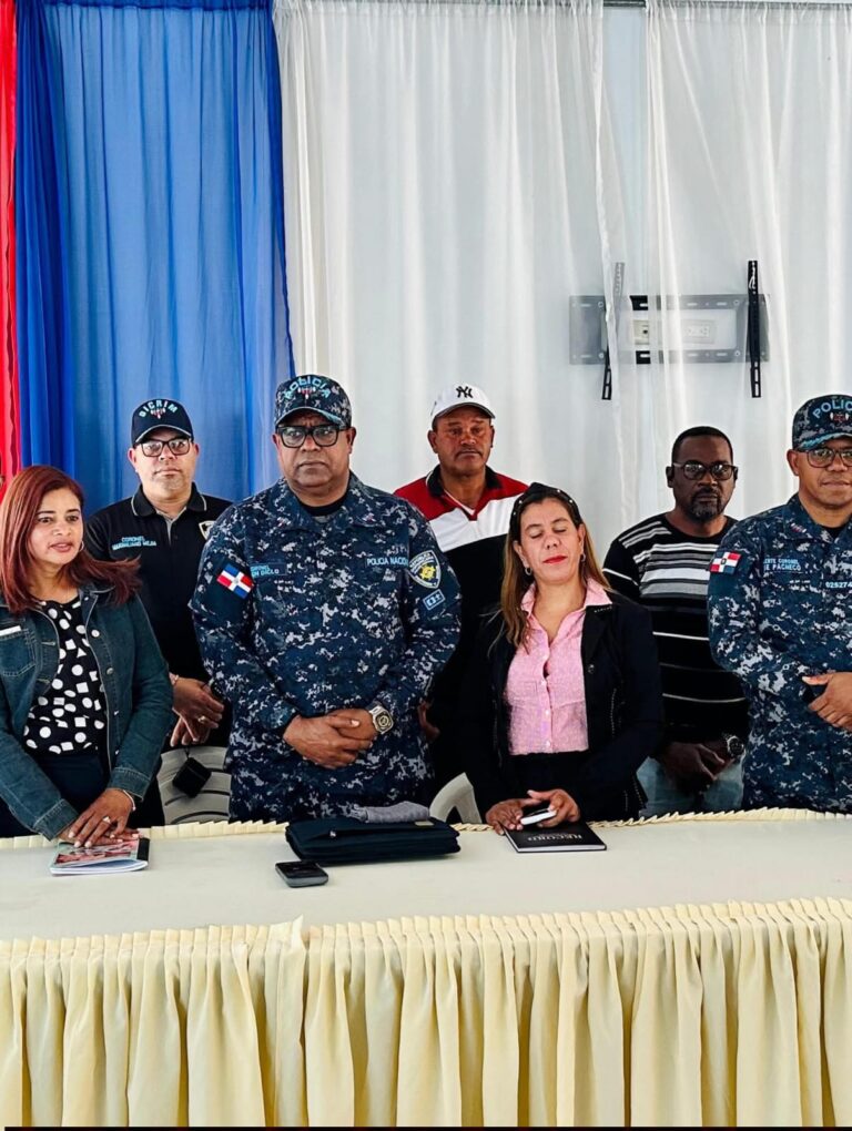 Director Regional La Vega, junto a autoridades policiales, sostiene encuentro con el Ayuntamiento Municipal de Tireo