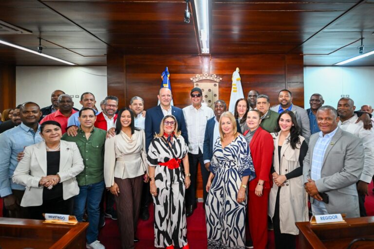 Ayuntamiento de Santiago declara a Fernando Villalona como Hijo Adoptivo de la ciudad