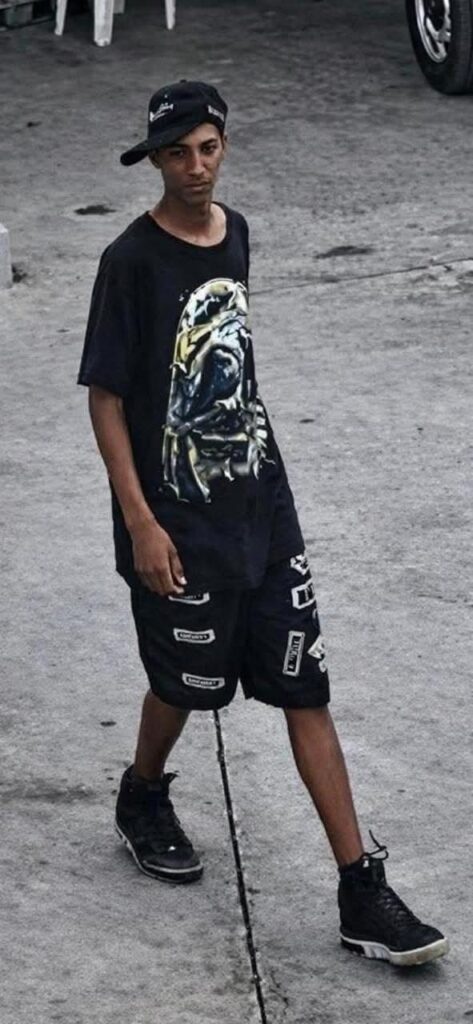 ¡A plena luz del día! Presunto delincuente roba camioneta en agencia de vehículos en La Vega