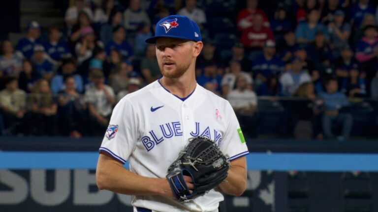 Dodgers dan respiro a una diezmada rotación al adquirir al zurdo Lauer