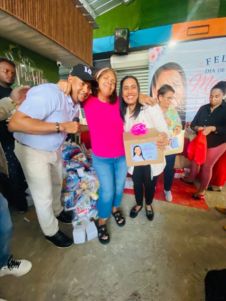 Domingo Mendez alcalde de Arenoso y Yanny Ventura diputada de Duarte celebran por todo lo alto día de las madres