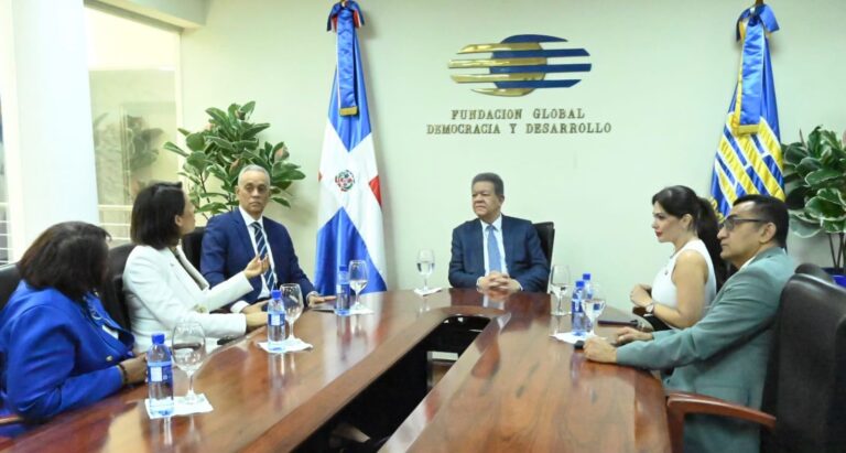 Leonel Fernández recibió este miércoles a la presidenta del Parlamento Centroamericano, Carla Gutiérrez