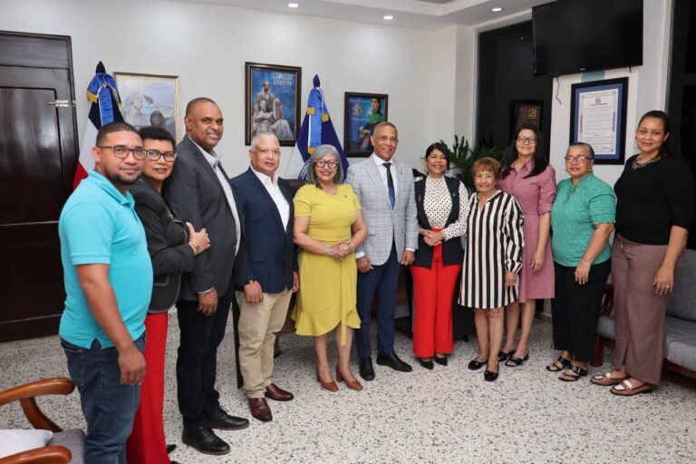 Senador Franklin Romero dona equipos para fortalecer la red WiFi de la UASD Recinto SFM